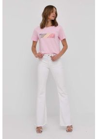 Trussardi Jeans - Trussardi t-shirt bawełniany kolor fioletowy. Okazja: na co dzień. Kolor: fioletowy. Materiał: bawełna. Długość rękawa: krótki rękaw. Długość: krótkie. Wzór: nadruk. Styl: casual #5