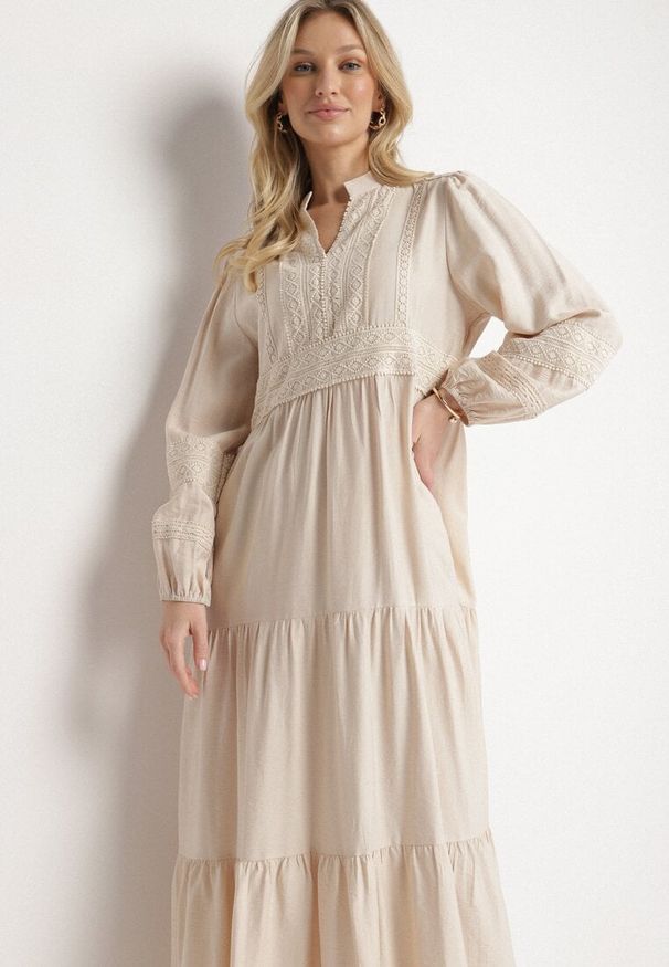 Born2be - Jasnobeżowa Wiskozowa Sukienka Boho o Rozkloszowanym Kroju z Gumką i Koronką Gonillea. Okazja: na co dzień. Typ kołnierza: dekolt w kształcie V. Kolor: beżowy. Materiał: koronka, wiskoza. Wzór: koronka. Sezon: wiosna, lato. Typ sukienki: rozkloszowane. Styl: boho