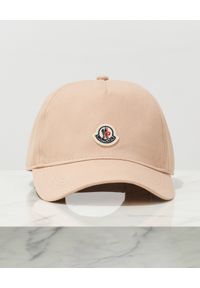 MONCLER - Różowa czapka z logo. Kolor: różowy, wielokolorowy, fioletowy. Materiał: bawełna. Wzór: haft, aplikacja