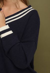Born2be - Granatowy Sweter z Domieszką Kaszmiru w Stylu Preppy Liendria. Okazja: na spotkanie biznesowe, do pracy, na co dzień. Kolor: niebieski. Materiał: kaszmir. Wzór: aplikacja. Styl: biznesowy, klasyczny, casual