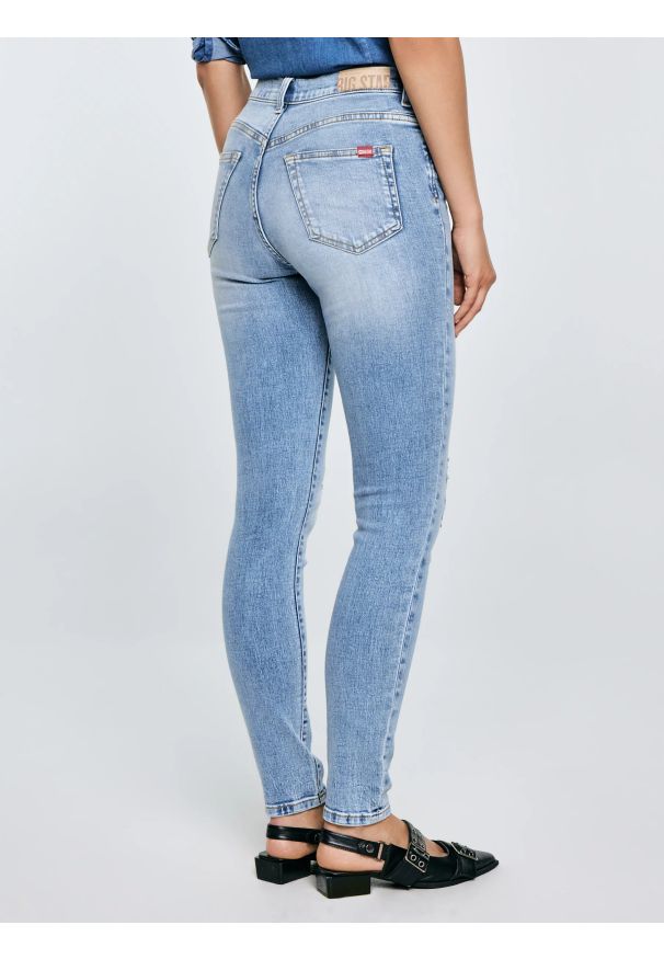 Big-Star - Jeansy damskie z wysokim stanem z przetarciami jasnoniebieskie Adela High Waist 156. Okazja: na co dzień. Stan: podwyższony. Kolor: niebieski. Styl: elegancki, casual