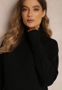 Renee - Czarna Sukienka Dzianinowa z Golfem Tadi. Typ kołnierza: golf. Kolor: czarny. Materiał: dzianina. Długość: midi #4