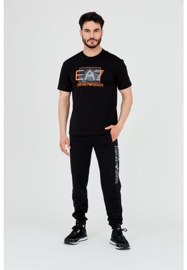 EA7 Emporio Armani - EA7 Czarny t-shirt z holograficznym logo. Kolor: czarny