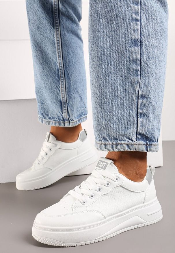 Born2be - Biało-Szare Klasyczne Sneakersy na Grubszej Podeszwie Ozdobione Perforacją Hinesta. Nosek buta: okrągły. Zapięcie: sznurówki. Kolor: biały. Materiał: materiał. Wzór: aplikacja. Obcas: na obcasie. Wysokość obcasa: niski