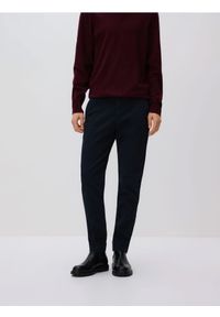 Reserved - Spodnie chino slim fit - granatowy. Kolor: niebieski. Materiał: tkanina