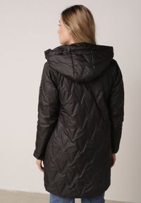 Born2be - Czarna Pikowana Kurtka Przejściowa Parka z Kapturem o Długim Kroju z Ozdobą Isaline. Okazja: na co dzień. Typ kołnierza: kaptur. Kolor: czarny. Materiał: poliester, dresówka. Długość: długie. Wzór: aplikacja. Styl: casual, klasyczny #6