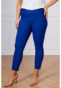 Nasi partnerzy - Szafirowe spodnie chinosy Nina z zamkami 7/8 PLUS SIZE XXL WIOSNA. Okazja: do pracy, na spacer, na co dzień. Kolekcja: plus size. Kolor: niebieski. Materiał: tkanina, poliester, elastan, wiskoza, materiał, włókno. Długość: krótkie. Sezon: wiosna. Styl: casual