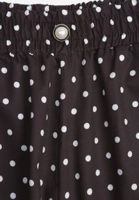 Born2be - Czarne Spodnie Casual w Groszki z Szerokimi Nogawkami i Wysokim Stanem Soleano. Okazja: na co dzień. Stan: podwyższony. Kolekcja: plus size. Kolor: czarny. Materiał: koronka. Długość: długie. Wzór: grochy. Styl: casual #4