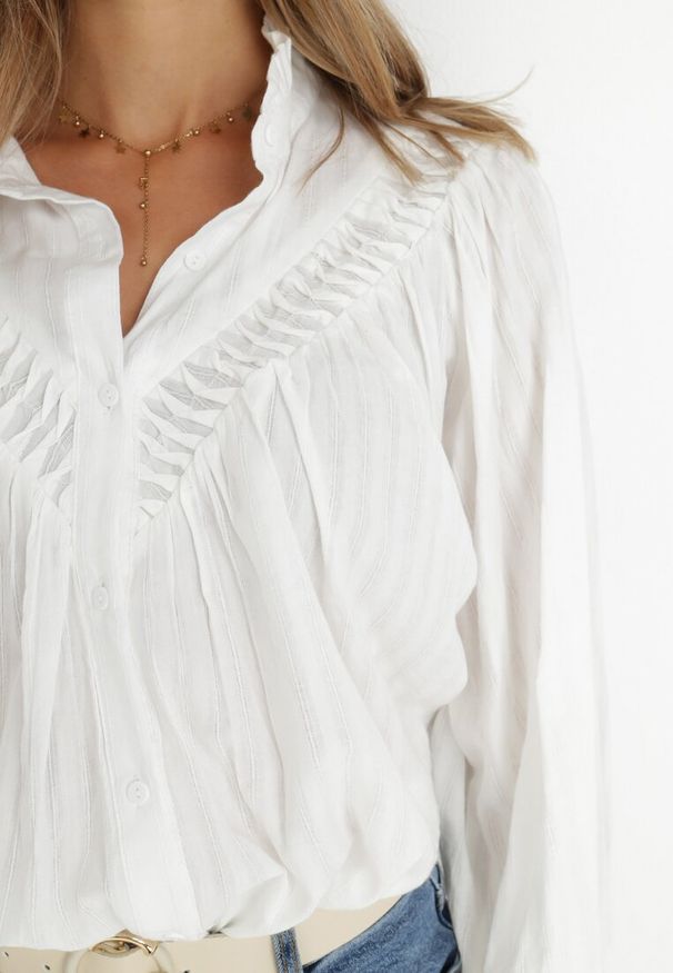 Born2be - Biała Koszula Oversize Megona. Typ kołnierza: kołnierzyk stójkowy. Kolor: biały. Materiał: bawełna, jeans. Wzór: jednolity