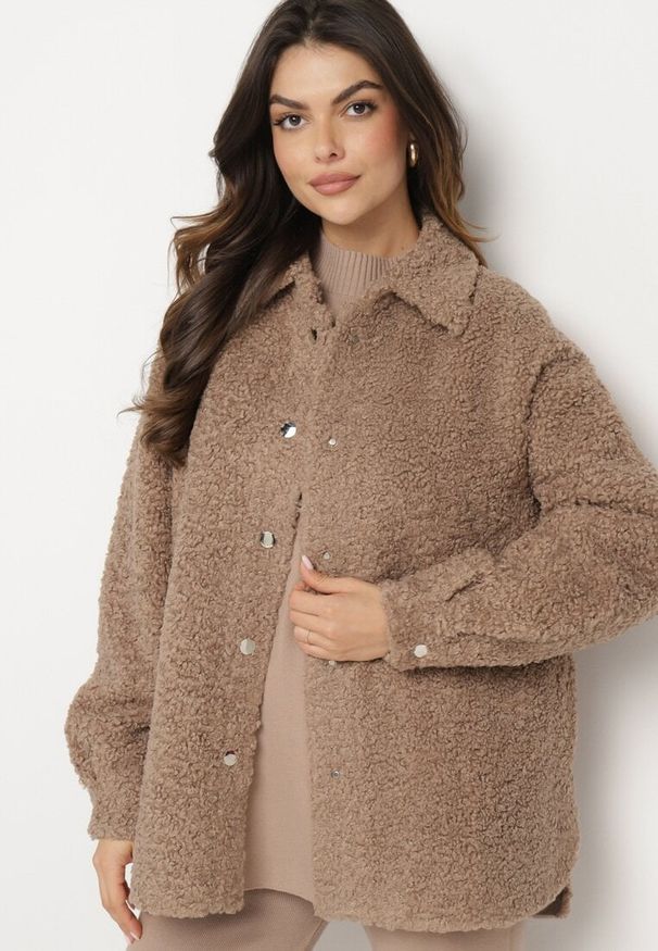 Born2be - Brązowa Kurtka o Koszulowym Kroju z Futerkowym Wykończeniem Venelita. Okazja: na co dzień. Kolor: brązowy. Materiał: jeans. Styl: klasyczny, elegancki, casual