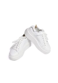 Inna - Sneakersy na platformie z lakierowaną cholewką skórzane białe Sempre 23-397. Kolor: biały. Materiał: lakier, skóra. Szerokość cholewki: normalna. Wzór: grochy. Obcas: na platformie