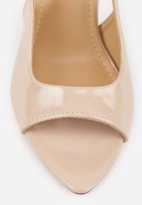 Born2be - Ciemnobeżowe Lakierowane Sandały VICES na Szpilce z Wyciętą Cholewką Lagurinia. Okazja: na co dzień. Zapięcie: sprzączka. Kolor: beżowy. Materiał: lakier. Wzór: koronka. Obcas: na szpilce. Styl: casual #7