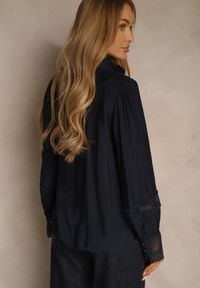 Renee - Granatowa Koszula ze Stójką i Koronką Phaeninca. Okazja: na co dzień. Typ kołnierza: kołnierzyk stójkowy. Kolor: niebieski. Materiał: koronka. Wzór: koronka. Styl: casual, elegancki #4