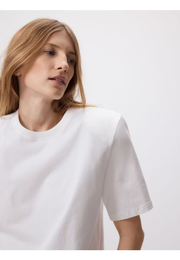 Reserved - T-shirt z poduszkami na ramionach - biały. Kolor: biały. Materiał: dzianina, bawełna