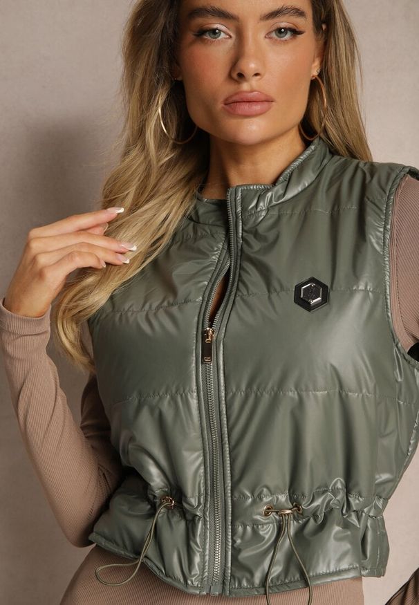 Renee - Ciemnozielona Kamizelka o Krótkim Kroju ze Ściągaczem w Talii i Naszywką Mevannae. Okazja: na spotkanie biznesowe. Kolor: zielony. Materiał: jeans. Długość: krótkie. Wzór: aplikacja. Styl: biznesowy, elegancki