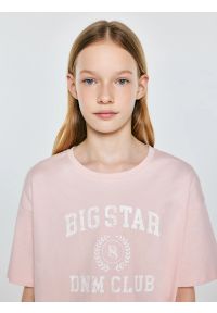 Big-Star - Koszulka dziewczęca z nadrukiem różowa Minka 600. Okazja: na co dzień, na uczelnię. Kolor: różowy. Materiał: dzianina, bawełna, skóra, jeans. Długość: krótkie. Wzór: nadruk. Styl: casual, klasyczny, młodzieżowy #4