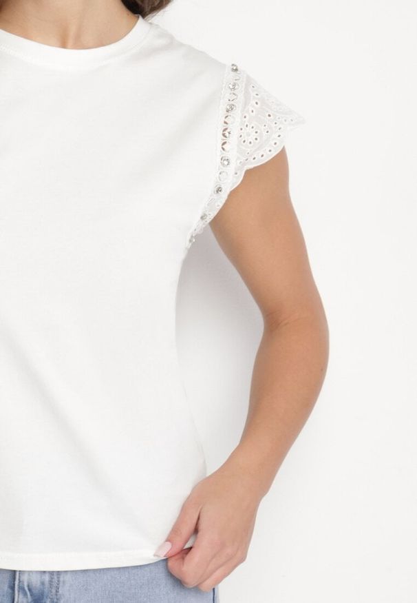 Born2be - Biała Bluzka z Bawełny z Ażurowym Wzorem i Cyrkoniami Naladora. Okazja: na co dzień. Kolor: biały. Materiał: bawełna. Długość rękawa: krótki rękaw. Długość: krótkie. Wzór: ażurowy. Styl: casual