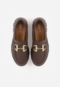 Born2be - Brązowe Mokasyny na Grubej Tłoczonej Podeszwie z Metaliczną Klamrą i Cyrkoniami Renisea. Okazja: na co dzień. Zapięcie: klamry. Kolor: brązowy. Materiał: jeans, materiał. Styl: casual, klasyczny #6