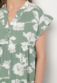 Born2be - Zielona Bawełniana Sukienka o Kroju Oversize w Kwiaty Liralea. Okazja: na co dzień, na spacer. Kolor: zielony. Materiał: bawełna. Wzór: kwiaty. Typ sukienki: oversize. Styl: klasyczny, casual #3