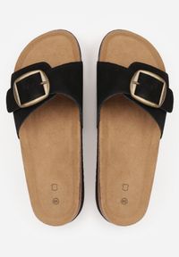 Born2be - Czarne Zamszowe Klapki na Grubej Korkowej Podeszwie Ozdobione Klamrą Kylvielle. Okazja: na co dzień. Kolor: czarny. Materiał: zamsz. Wzór: aplikacja. Styl: casual, klasyczny, elegancki #4