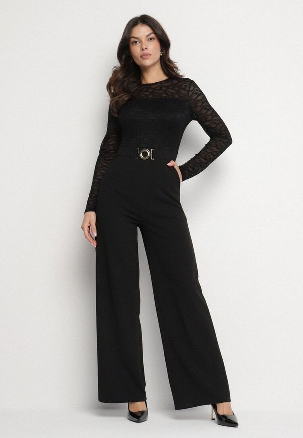 Born2be - Czarny Koronkowy Kombinezon z Wiskozą z Szerokimi Nogawkami Ninarena. Okazja: na co dzień. Kolor: czarny. Materiał: wiskoza, koronka. Długość rękawa: długi rękaw. Długość: długie. Styl: casual, elegancki