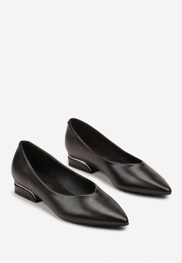 Born2be - Czarne Czółenka Vices ze Skórzaną Wkładką Zdobione Metaliczną Aplikacją Daisse. Okazja: do pracy, na wesele, na spotkanie biznesowe, na co dzień, na ślub cywilny. Kolor: czarny. Materiał: skóra. Wzór: aplikacja. Obcas: na obcasie. Styl: klasyczny, biznesowy, casual, wizytowy, glamour. Wysokość obcasa: niski