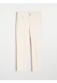 Sinsay - Jeansy slim z ozdobnymi perłami - kremowy. Kolor: kremowy #1