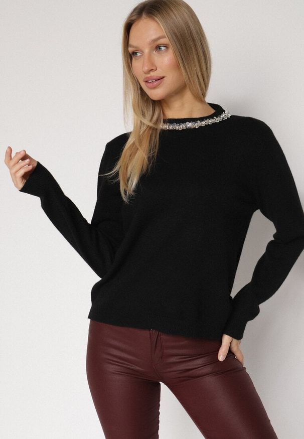Born2be - Czarny Sweter z Dodatkiem Kaszmiru Ozdobiony Cekinami i Cyrkoniami Vetimona. Okazja: na co dzień. Kolor: czarny. Materiał: kaszmir. Wzór: aplikacja. Styl: casual, klasyczny, elegancki