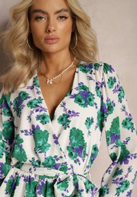 Renee - Biało-Zielona Rozkloszowana Sukienka Kopertowa z Falbankami i Materiałowym Paskiem w Kwiaty Voliesa. Typ kołnierza: kołnierz z falbankami. Kolor: biały. Materiał: materiał. Wzór: kwiaty. Sezon: lato. Typ sukienki: kopertowe. Długość: mini #4