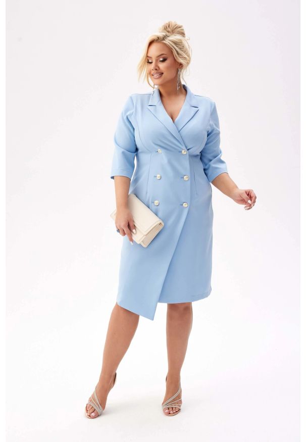 Moda Size Plus Iwanek - Elegancka żakietowa sukienka Chloe w błękitnym kolorze PLUS SIZE XXL. Okazja: na randkę, na komunię, na spotkanie biznesowe, na wesele, do pracy, na ślub cywilny. Typ kołnierza: dekolt kopertowy. Kolekcja: plus size. Kolor: niebieski. Materiał: tkanina, elastan, poliester, materiał. Typ sukienki: dla puszystych. Styl: elegancki