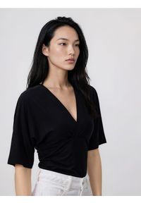 Reserved - Bluzka z kimonowym rękawem - czarny. Kolor: czarny. Materiał: wiskoza, dzianina #1