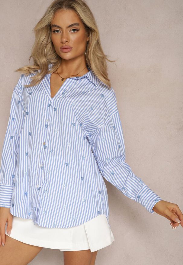 Renee - Jasnoniebieska Koszula z Bawełny w Paski z Wyhaftowanymi Serduszkami Aleriesa. Kolor: niebieski. Materiał: bawełna. Wzór: paski