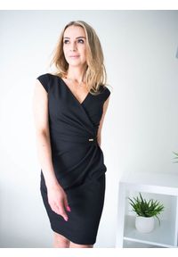 Sukienka Model Oktawia Black - Jersa. Materiał: elastan. Typ sukienki: dopasowane. Długość: midi