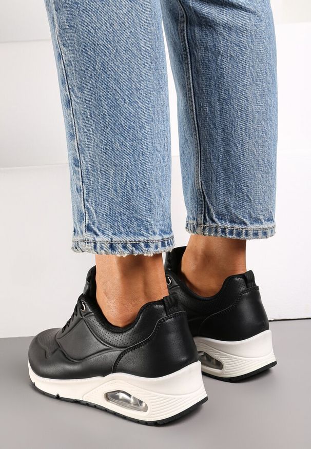 Renee - Czarno-Białe Sneakersy z Imitacji Skóry na Podeszwie Air ze Sznurowaniem Nirele. Okazja: na spacer. Kolor: czarny. Materiał: skóra. Obcas: na płaskiej podeszwie. Sport: turystyka piesza