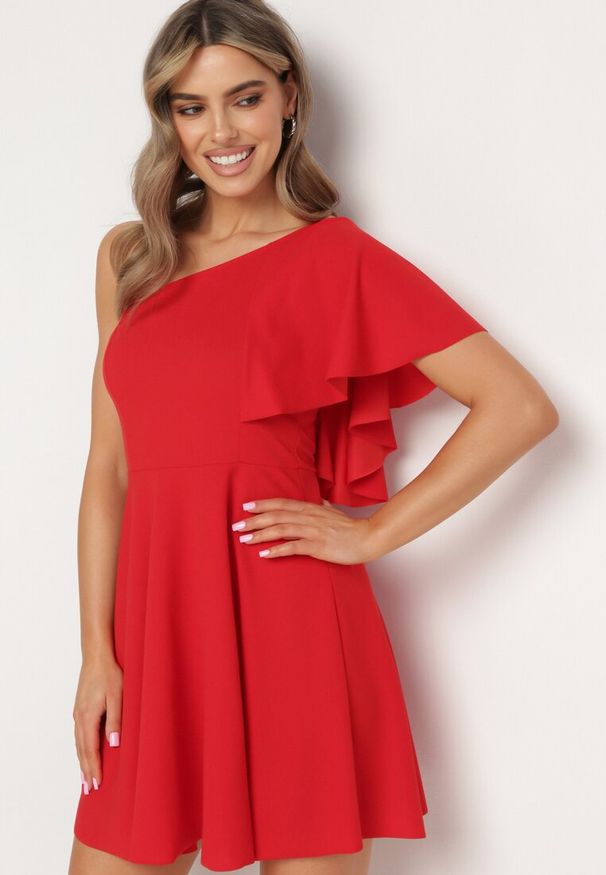Born2be - Czerwona Asymetryczna Sukienka na Jedno Ramię z Falbanką Ellasue. Okazja: na imprezę, na co dzień. Kolor: czerwony. Typ sukienki: asymetryczne. Styl: casual, elegancki