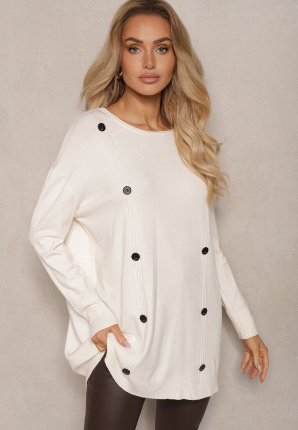Renee - Jasnobeżowy Sweter Zimowy Ozdobiony Symetrycznie Guzikami Milabia. Okazja: na co dzień. Kolor: beżowy. Materiał: jeans. Wzór: aplikacja. Sezon: zima. Styl: klasyczny, casual