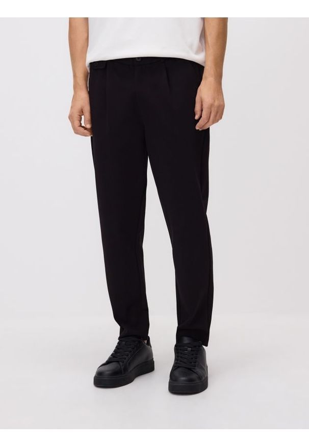 Reserved - Spodnie chino regular fit - czarny. Kolor: czarny. Materiał: bawełna, dzianina