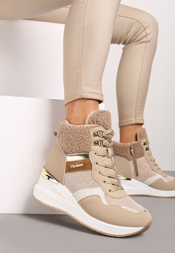 Born2be - Ciemnobeżowe Sneakersy na Koturnie za Kostkę z Brokatem Sinthaine. Okazja: na co dzień. Wysokość cholewki: za kostkę. Kolor: beżowy. Materiał: satyna, jeans. Obcas: na koturnie. Wysokość obcasa: średni