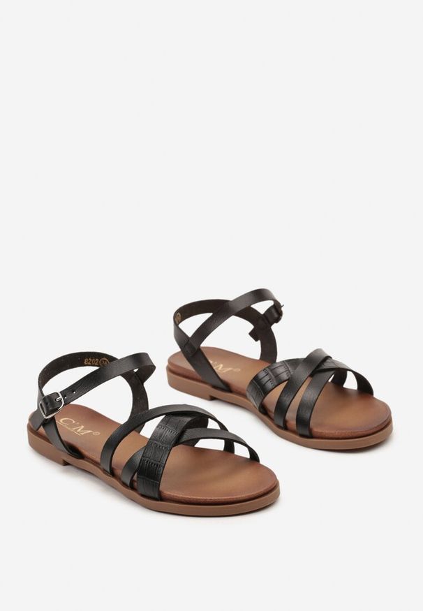 Born2be - Czarne Płaskie Sandały z Ekoskóry Zapinane przy Kostce Ollilas. Kolor: czarny. Styl: elegancki