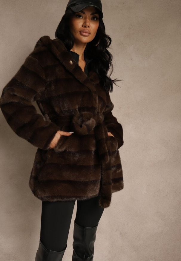 Renee - Brązowa Kurtka Futrzana z Nieodpinanym Kapturem Ozdobiona Paskiem Zetelia. Okazja: na co dzień. Kolor: brązowy. Materiał: futro. Wzór: aplikacja. Styl: casual, elegancki