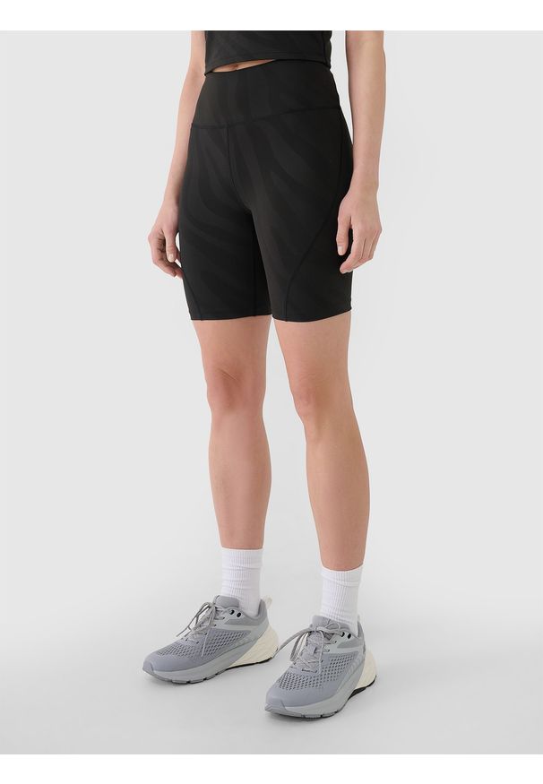 4f - 4F Legginsy kolarki treningowe damskie - czarne L. Stan: podwyższony. Kolor: czarny. Materiał: dzianina, włókno, syntetyk, materiał, tkanina, elastan. Długość: krótkie. Wzór: gładki, ze splotem. Sport: fitness