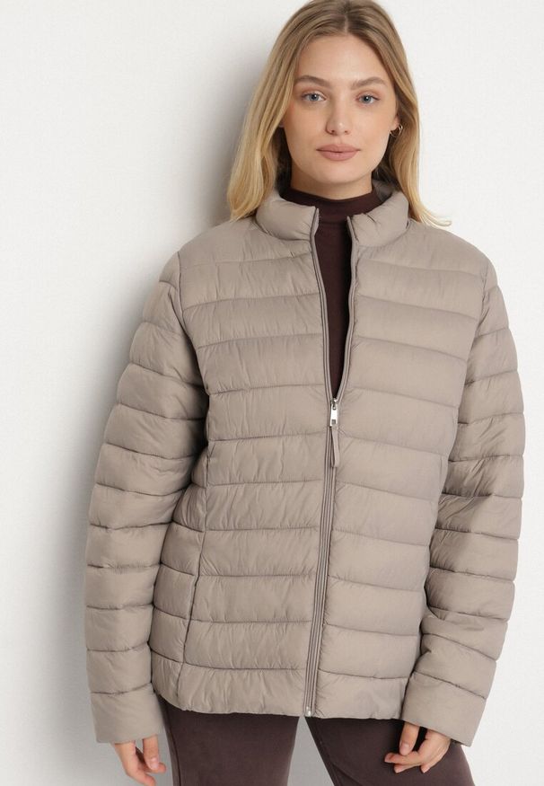 Born2be - Beżowa Pikowana Kurtka o Prostym Kroju z Niską Stójką Zeniva. Okazja: na co dzień, na spacer. Typ kołnierza: kołnierzyk stójkowy. Kolekcja: plus size. Kolor: beżowy. Materiał: dzianina, jeans. Styl: casual