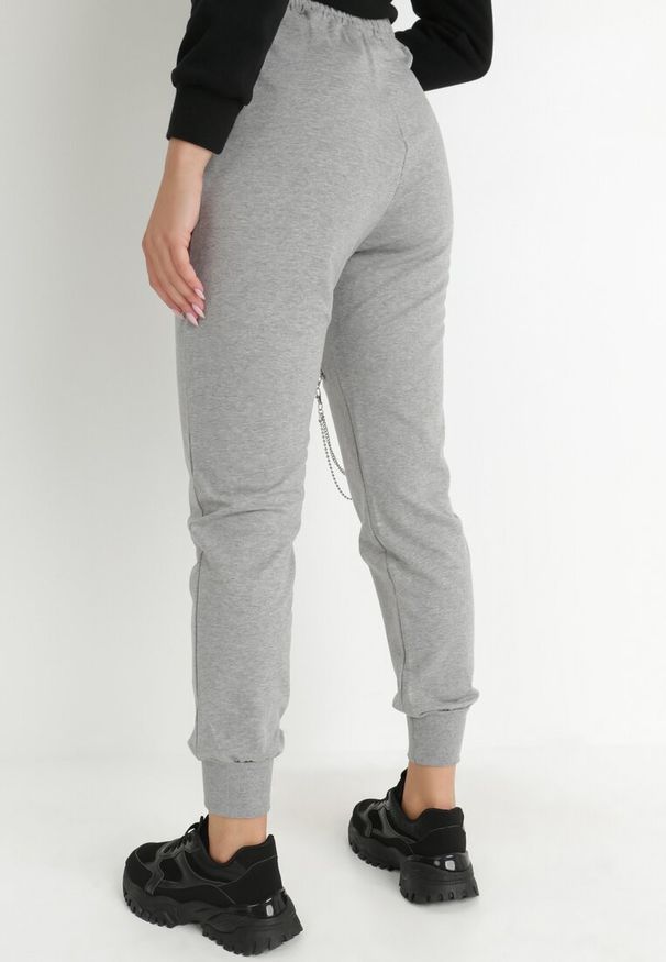 Born2be - Szare Spodnie Dresowe Crowen. Okazja: na co dzień. Kolor: szary. Materiał: dresówka. Wzór: aplikacja. Styl: klasyczny, casual
