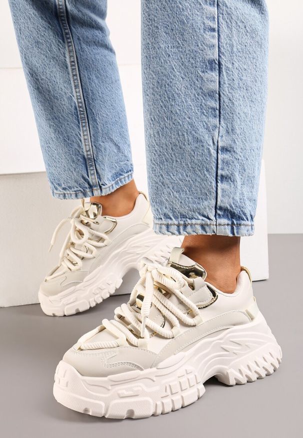 Renee - Ciemnobeżowe Sneakersy z Podwójnymi Sznurówkami i Tłoczoną Platformą Luppoa. Kolor: beżowy. Materiał: jeans, dzianina. Obcas: na platformie