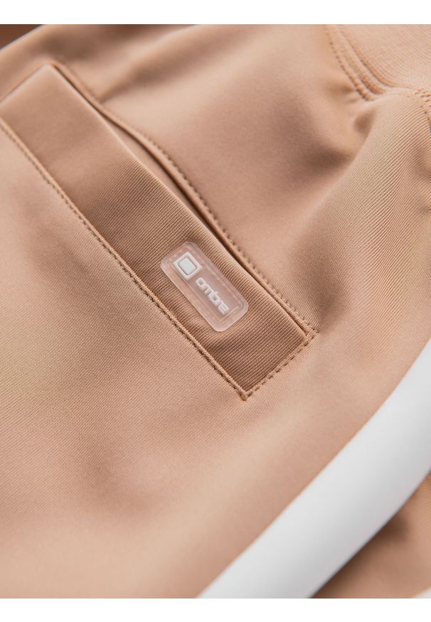 Ombre Clothing - Męskie dresowe spodnie joggery z kontrastowymi lampasami – beżowe V4 OM-PASK-0229 - XXL. Kolor: beżowy. Materiał: dresówka. Wzór: aplikacja. Styl: sportowy, retro