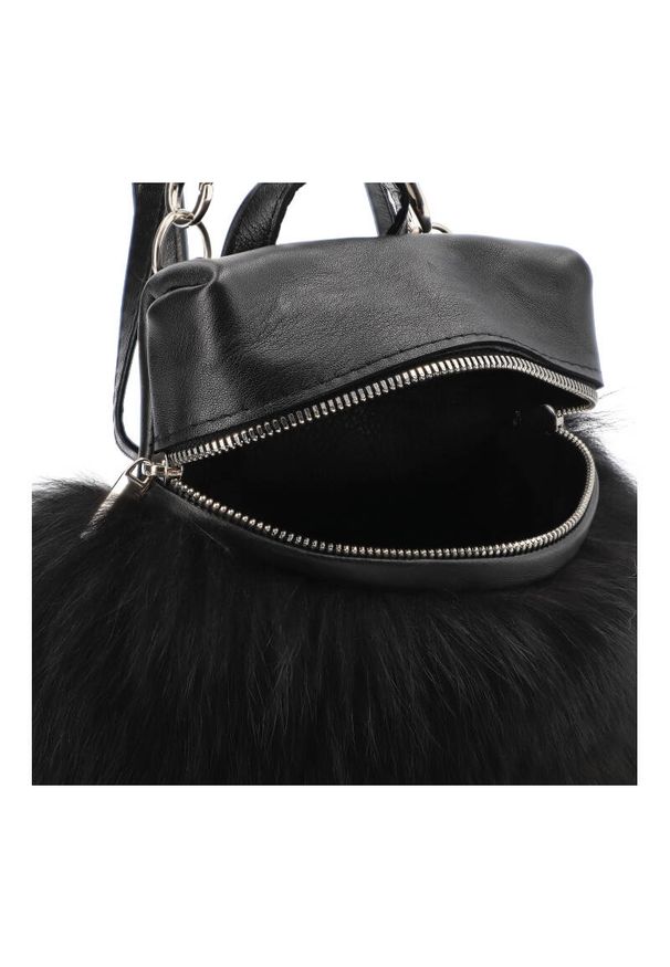 Czarno Elegancka Torebka Luka-Pelli Plecaczek Z Naturalnym Futrem Z Lisa. Kolor: czarny. Materiał: futro. Wzór: aplikacja. Styl: elegancki