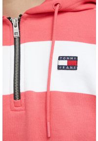 Tommy Jeans bluza bawełniana damska kolor różowy z kapturem wzorzysta. Typ kołnierza: kaptur. Kolor: różowy. Materiał: bawełna. Długość: krótkie. Wzór: aplikacja #2