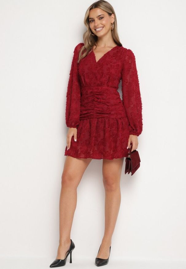 Born2be - Bordowa Koronkowa Sukienka z Kopertowym Dekoltem i Marszczeniami Labisse. Okazja: na co dzień. Typ kołnierza: dekolt kopertowy. Kolor: czerwony. Materiał: koronka. Typ sukienki: kopertowe. Styl: casual, klasyczny