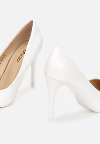 Renee - Białe Szpilki Lakierowane Goiphia. Nosek buta: otwarty. Kolor: biały. Materiał: lakier. Obcas: na szpilce. Wysokość obcasa: średni #2
