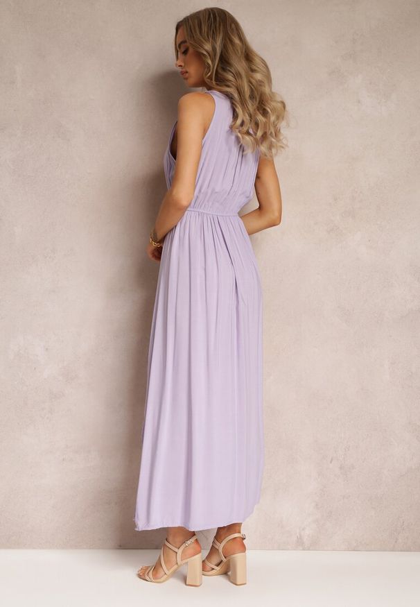 Renee - Fioletowa Wiskozowa Sukienka z Gumką w Talii Na Ramiączkach Suzias. Kolor: fioletowy. Materiał: wiskoza. Długość rękawa: na ramiączkach. Wzór: gładki